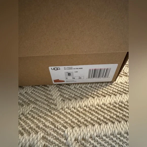 Ugg Women’s Classic Ultra Mini Boots -New in box - Picture 3 of 3
